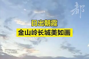 阿尔本与女友在成都参观大熊猫，还展示了特别版头盔涂装？